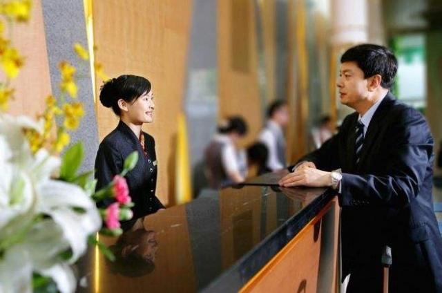酒店前臺工資不高,為啥還有很多女孩愿意做?大堂經理道出緣由